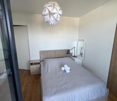 Bobigny Apartment | Chez Bibi - T3 Moderne avec terrasse, parking et accès rapide à Paris