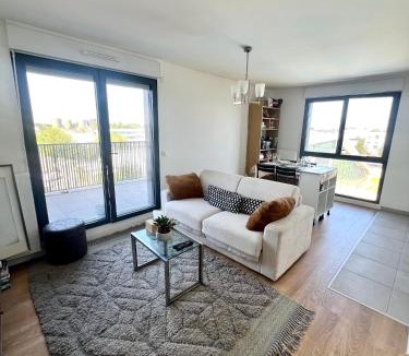 Bobigny Apartment | Chez Bibi - T3 Moderne avec terrasse, parking et accès rapide à Paris