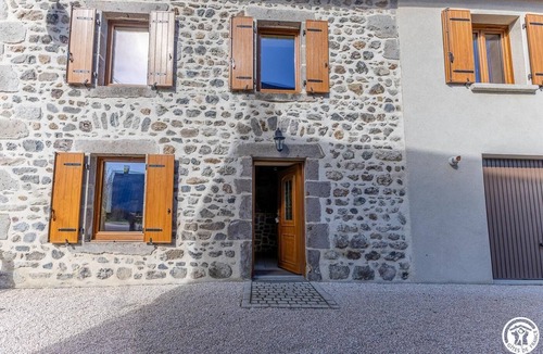 Murol House | Chez Cadi - Murol - Gîte