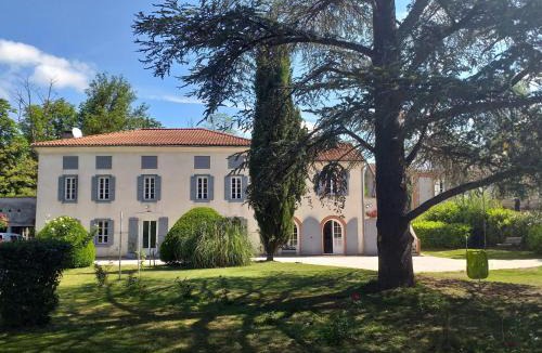 Le Fossat Apartment | Chez Celine et Philippe appartement dans propriété de charme avec piscine