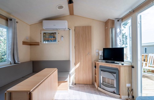 Port-la-Nouvelle House | Chez Claude – Shared Pool, Private Terrace, and Air Conditioning