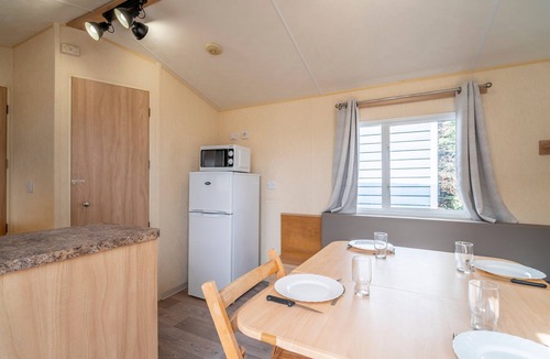 Port-la-Nouvelle House | Chez Claude – Shared Pool, Private Terrace, and Air Conditioning
