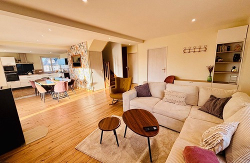 Mauriac House | Chez Coco – 4-Star Family Home with Jacuzzi & Games in Cantal