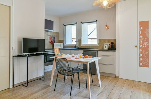 Saint-Pierre-d'Albigny Apartment | Chez Flo Apartment – Cozy Studio with Mountain View and Air Conditioning