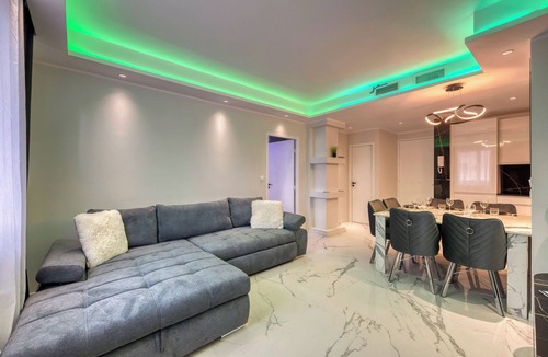 Quartier Exposition-Bajatiere House | Chez Flo Royal King/Downtown/Air-conditioned