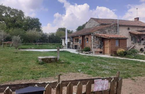 Saint-Martial-sur-Isop Bed & Breakfast | Chez Gondat Chambre d'hotes