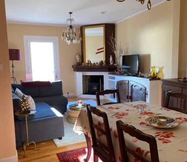 Bourg-Madame Apartment | Chez Hélène 3 étoiles, labellisé disabled PMR,pour 4 personnes chiens bienvenus-pet friendly