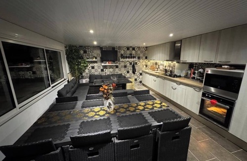 Gigean Apartment | Chez Isa - apartment with pool and jacuzzi