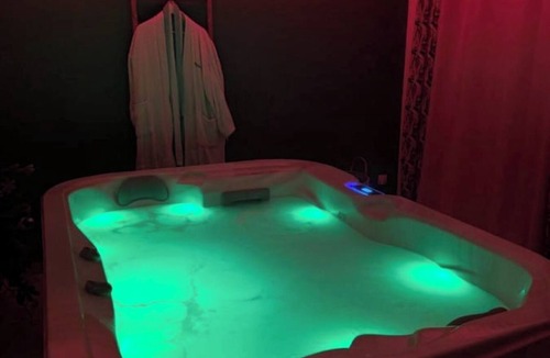 Gigean Apartment | Chez Isa - apartment with pool and jacuzzi