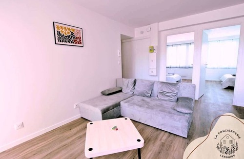 Lens Apartment | Chez Jean 3, hyper centre, wifi, 4 pers, Bollaert
