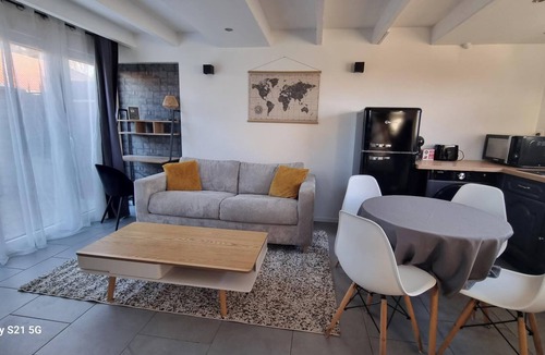 Beuvry Apartment | Chez Jean, comfortable gîte with terrace
