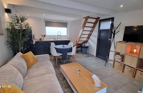 Beuvry Apartment | Chez Jean, comfortable gîte with terrace