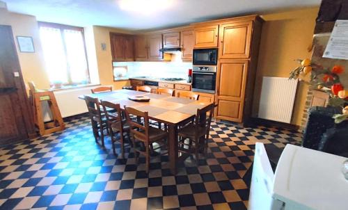 Puilly-et-Charbeaux House | Chez lÉontine
