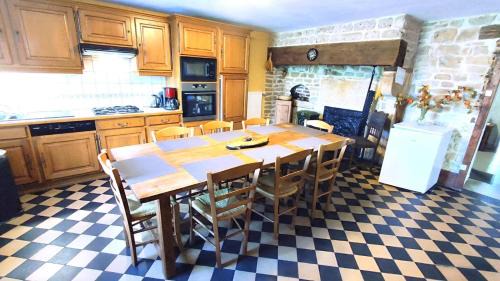 Puilly-et-Charbeaux House | Chez lÉontine