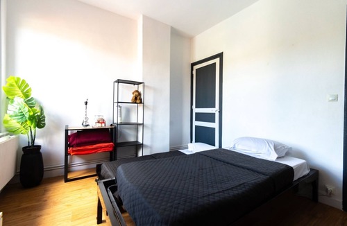 Tourcoing Bed & Breakfast | Chez L'hôte shared room