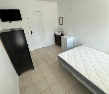 L'Ile-Saint-Denis Hotel | Chez Michel