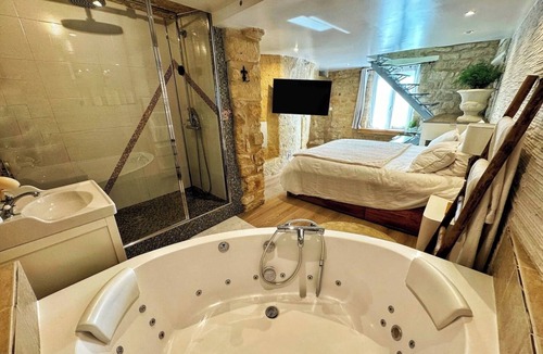 Les Patis House | Chez Millouz - Semi-troglodyte triplex