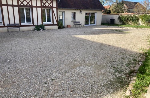 Esclavolles-Lurey House | Chez Nenette