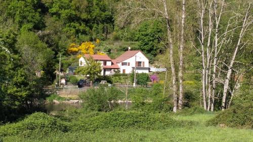 Chouvigny Apartment | Chez Nicole et Patrick