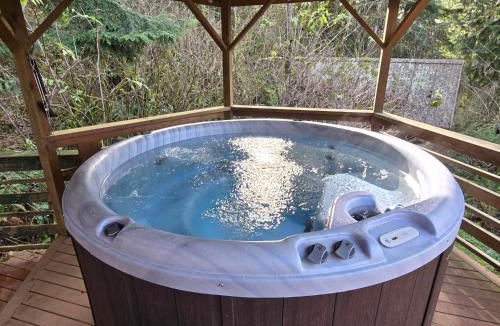 Cloverdale House | Chez Nous Chalet - Meredith Lodging