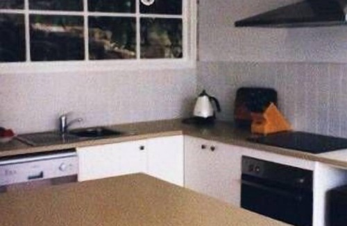 Sydney House | Chez Nous Waterfront Cottage