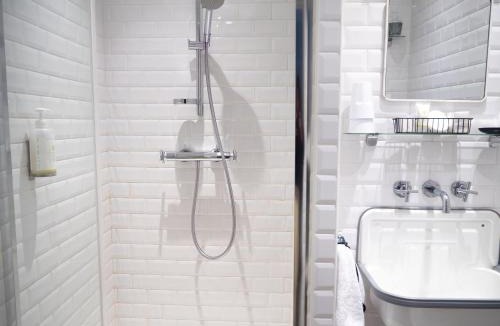 11th Arrondissement Bed & Breakfast | Chez Pépé Merle - Chambres d'hôtes dans le quartier du Père Lachaise