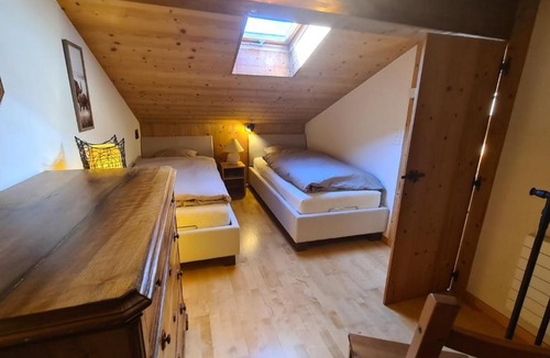Martigny Apartment | Chez Pewee, beau duplex en ville, parc privé