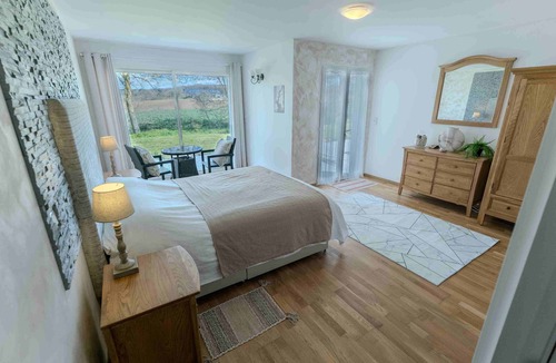 La Pomarede Bed & Breakfast | Chez Phil, Chambres D'hôte, Chambre Thème Bois