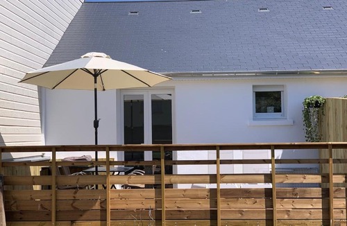 Donville-les-Bains Apartment | Chez Rose, Terrasse Plein Sud!