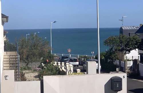 Donville-les-Bains Apartment | Chez Rose, Terrasse Plein Sud!