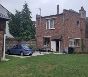 Dieppe House | Chez Vincent, Chambre double avec salle de bain, wc et accès privés, très bon emplacement dans Dieppe, au calme, avec Parking Gratuit et Clôturé, terrasse et grand jardin, Animaux admis, pas de cuisine mais micro ondes et bouilloire fournis