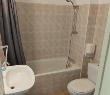 Pommevic Bed & Breakfast | Chez Yves , 200 m du canal , 7 min de Golfech , parking privé et gratuit , rangement vélo fermés
