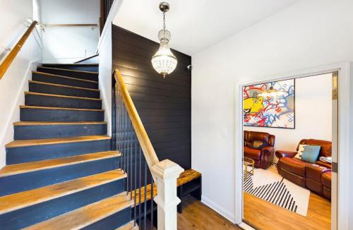 Berwyn Apartment | Chi-Town Hideout #1 - Near Metra
