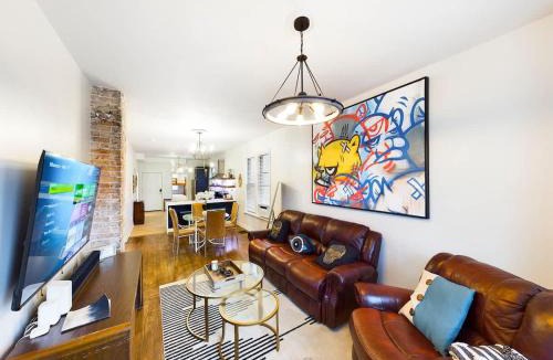 Berwyn Apartment | Chi-Town Hideout #1 - Near Metra