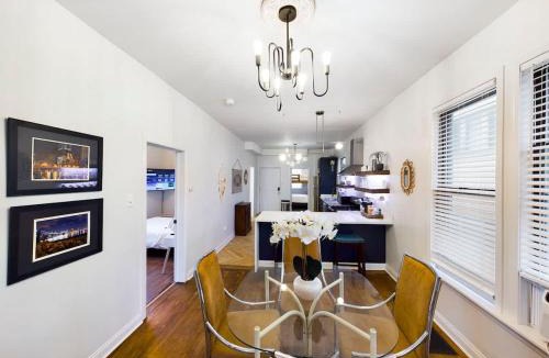 Berwyn Apartment | Chi-Town Hideout #1 - Near Metra