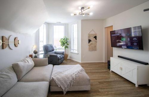 Berwyn Apartment | Chi-Town Hideout #2 - Near Metra