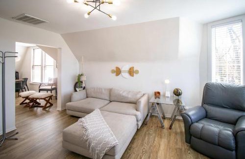 Berwyn Apartment | Chi-Town Hideout #2 - Near Metra