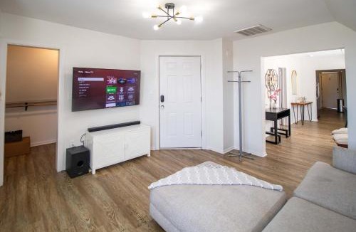 Berwyn Apartment | Chi-Town Hideout #2 - Near Metra