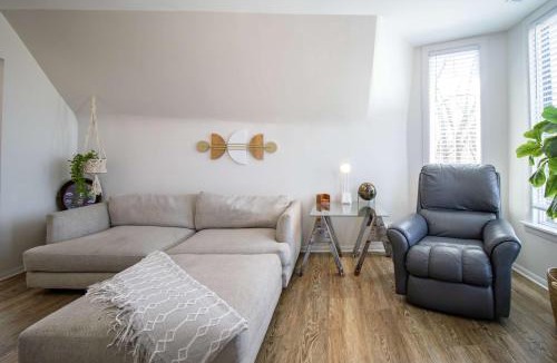 Berwyn Apartment | Chi-Town Hideout #2 - Near Metra