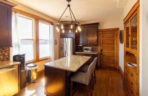 Berwyn Apartment | Chi-Town Hideout #2