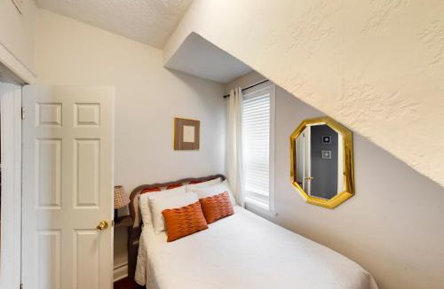 Berwyn Apartment | Chi-Town Hideout's