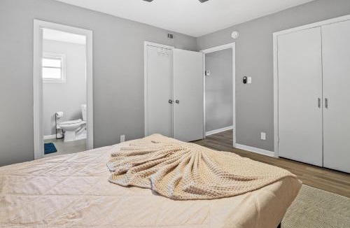 Hyde Park Apartment | Chic 1 BDR on Westheimer - 92 Walk Score - Free Parking - Free Wifi