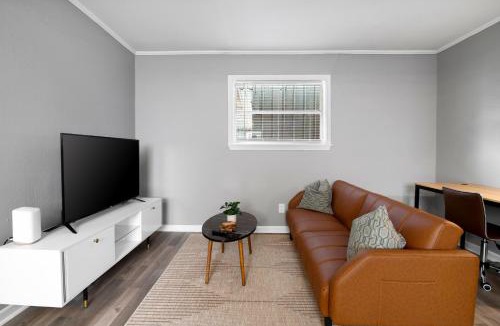 Hyde Park Apartment | Chic 1 BDR on Westheimer - 92 Walk Score - Free Parking - Free Wifi