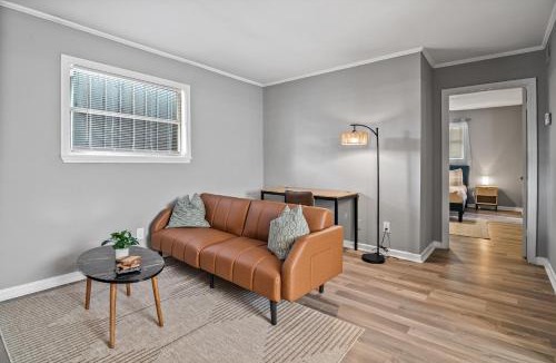 Hyde Park Apartment | Chic 1 BDR on Westheimer - 92 Walk Score - Free Parking - Free Wifi