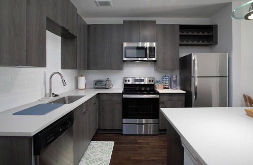 Madison Apartment | Chic 1-bedroom apartment with fitness room and swimming pool at Town Madison.