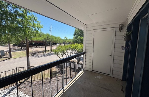 Dallas Apartment | Chic 1-bedroom apartment with AC, WiFi in awesome Dallas