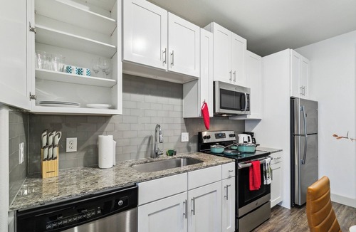Legacy Park Apartment | Chic 1-bedroom apartment in fabulous Plano with AC, fitness room