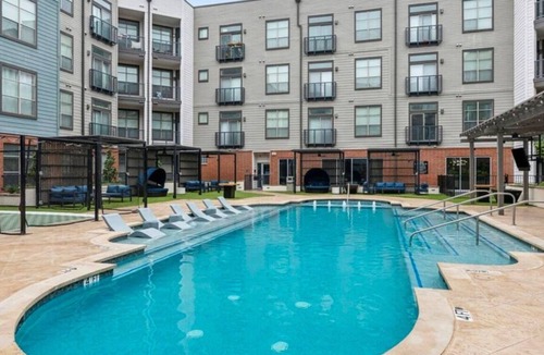 Deep Ellum Apartment | Chic 1-bedroom Luxe apartment with AC, fitness room in fabulous Downtown Dallas