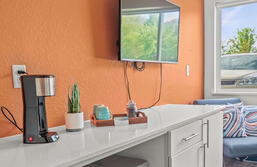 Cedar Falls Apartment | Chic 1-bedroom Micro Studio Apartment