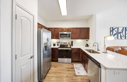 Frisco Apartment | Chic 1-BR Haven w/King Bed, Sofa bed, Pool, Gym in Prime Frisco